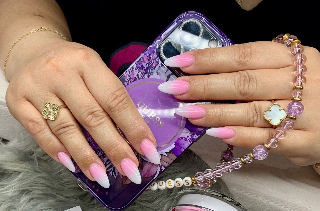 Amandelvormige nagels in een roze ombre, met een pot roze poeder