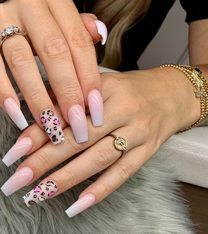 Lange nagels in een zachte roze ombre, twee nagels met luipaardprint